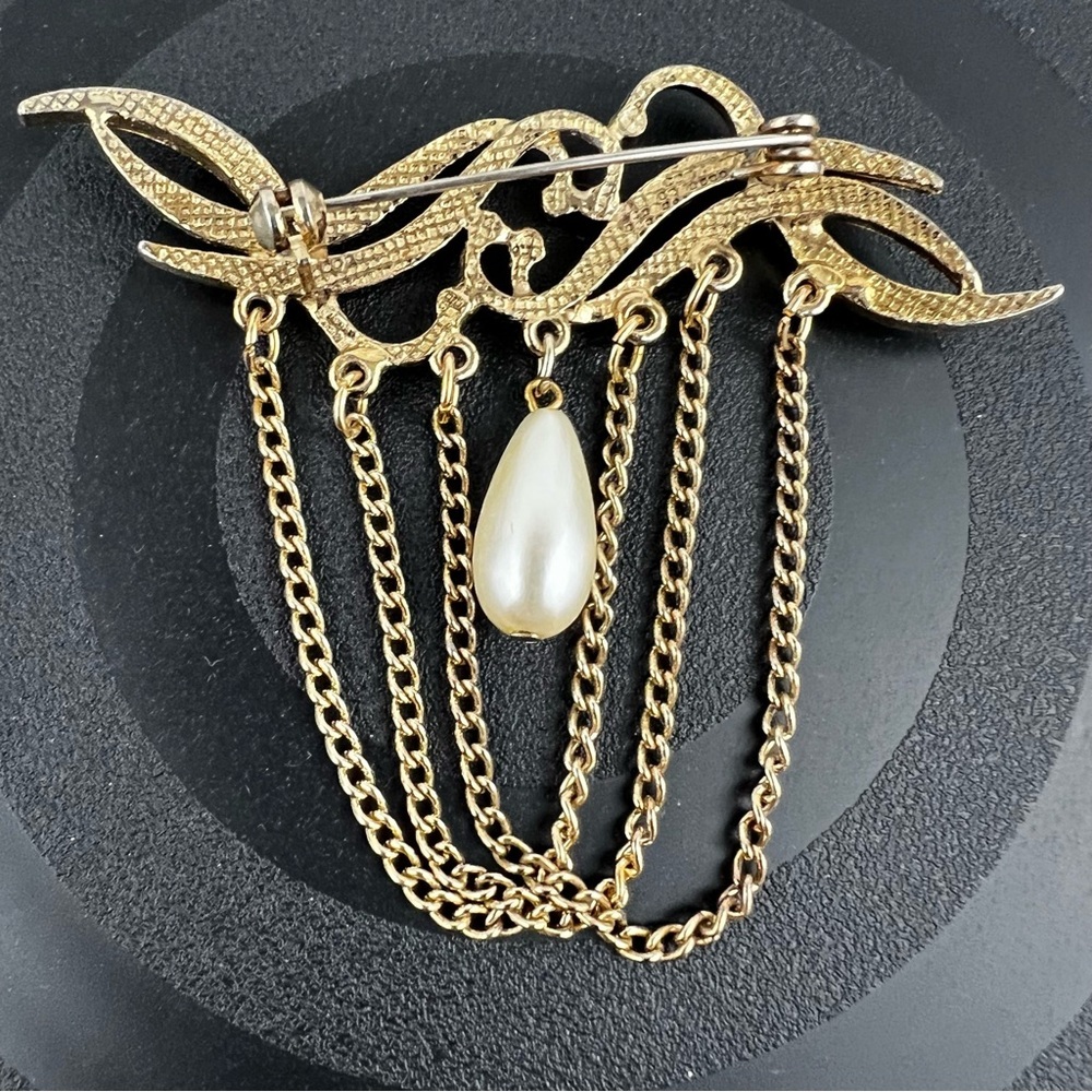 Vintage Gold Tone Brooch w/ Faux Pearl - Picture 5 of 9